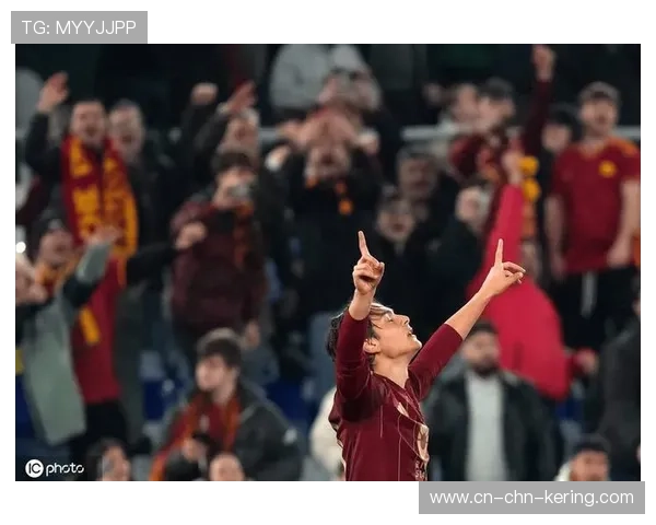 罗马奥林匹克球场氛围热烈，球迷标语支持迪巴拉