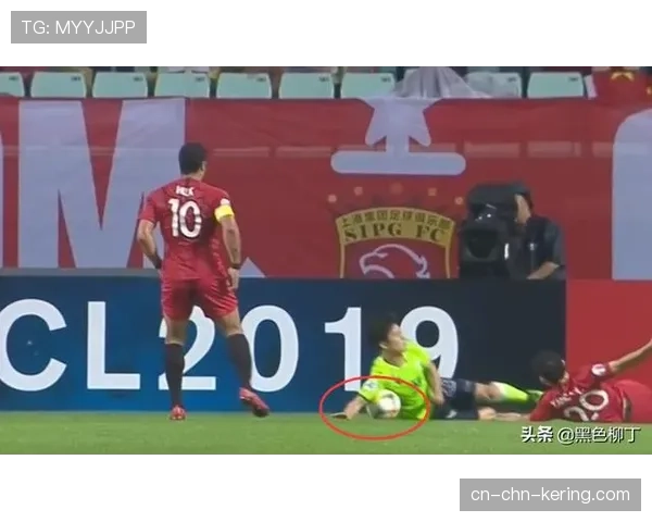 场边观察：达娜·怀特对分歧判定结果明显不满，现场与裁判主管进行沟通